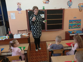 Лепка на тему: "Лодка с веслами" в средней группе Лепка на тему: "Лодка с веслами" в средней группе.