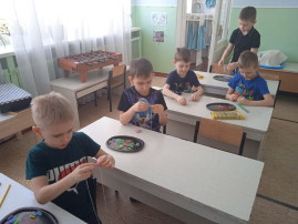 Плетение браслетов для мамы в подготовительной группе Плетение браслетов для мамы в подготовительной группе.